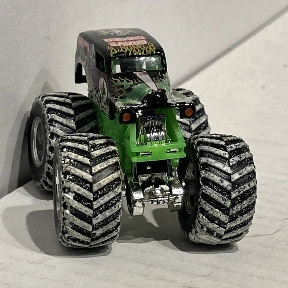 GRAVE DIGGER Monster Jam Hot Wheels Truck Christmas Collector Edition RARE‎ B3